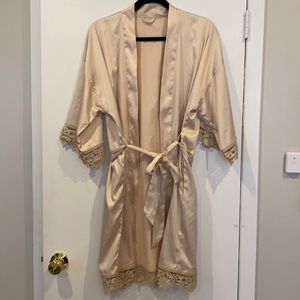 Beige robe